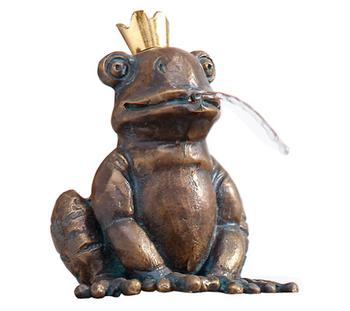 Rottenecker Bronze-Froschkönig Otto, wasserspeiend