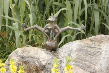 Rottenecker Bronze-Froschkönig Dietmar, wasserspeiend