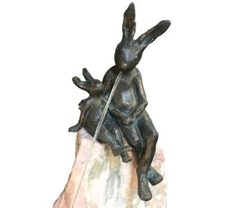 Rottenecker Bronze-Hasenpaar auf Rosario, wasserspeiend