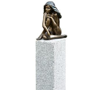 Rottenecker Bronze-Figur Demi auf Granit