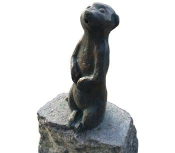 Rottenecker Bronze-Erdmännchen groß auf Granit, wasserspeiend