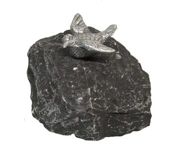 Rottenecker Aluminium-Vogel auf Findling, offene Flügel