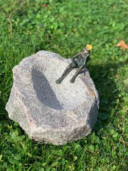 Rottenecker Granit-Vogeltränke mit Froschkönig